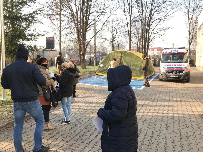 Ruszyły testy na koronawirusa dla nauczycieli. Jeden z namiotów do wymazów znajduje się przy ul. Ptaszyckiego 