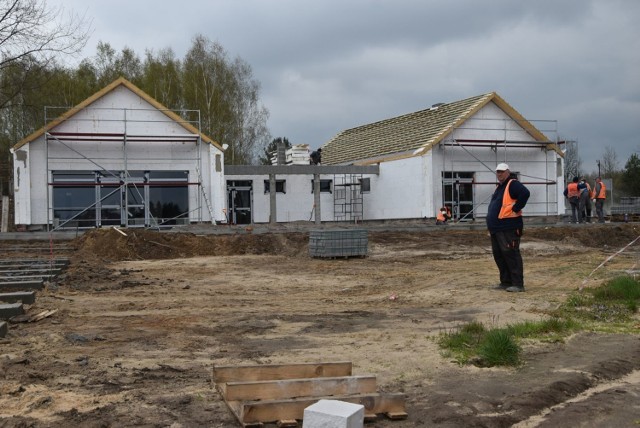 Prace polegające na budowie infrastruktury rekreacyjno-wypoczynkowej na plaży nad jeziorem w Tarpnie idą pełną parą.  Głównym wykonawcą jest grudziądzka firma Livoro Group. Całość powinna być gotowa na koniec maja.