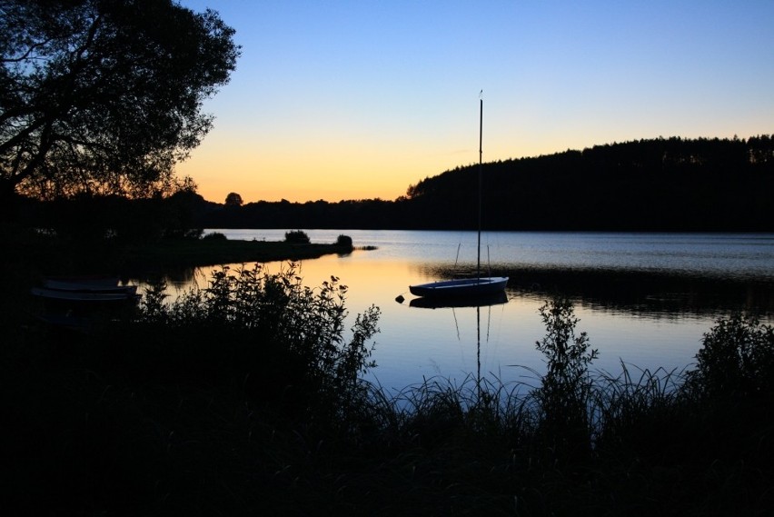 Zachód słońca nad jeziorem Raduńskim w Borucinie w gminie...