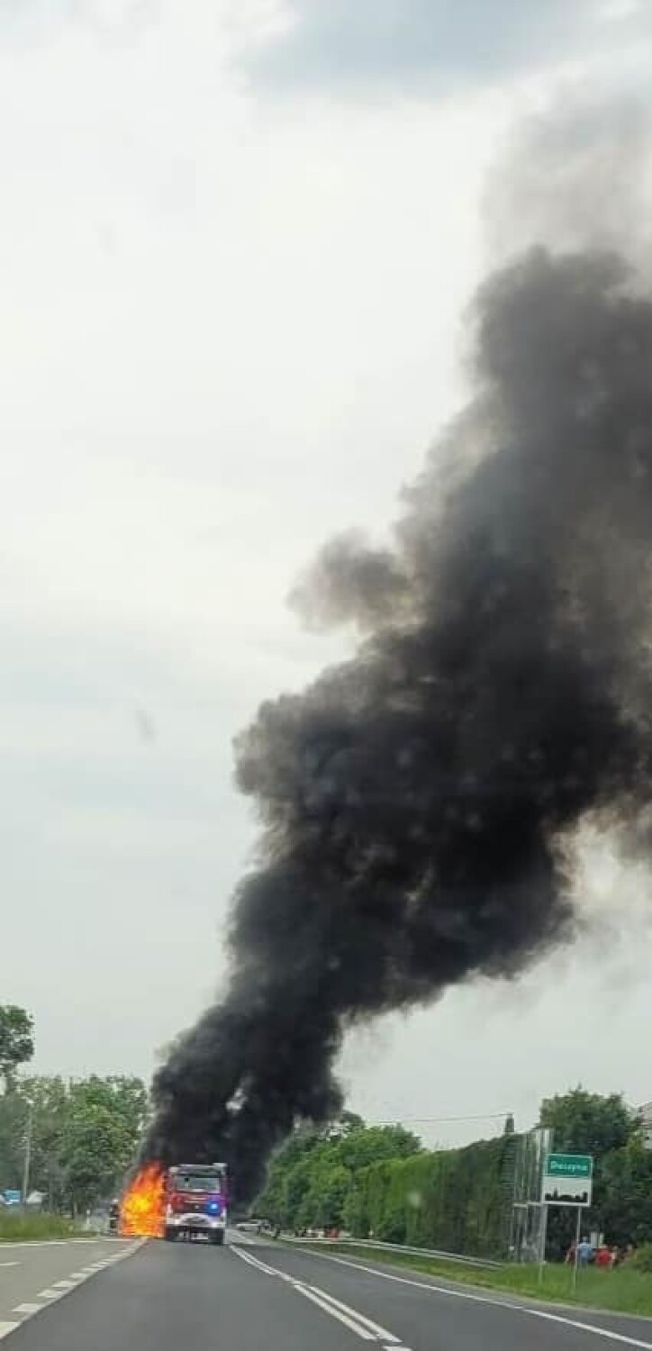 Pożar busa w Walewie w gminie Daszyna