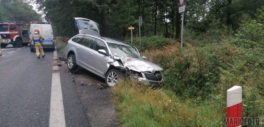 Wypadek w Dąbrowie. Zderzenie czterech pojazdów na drodze...