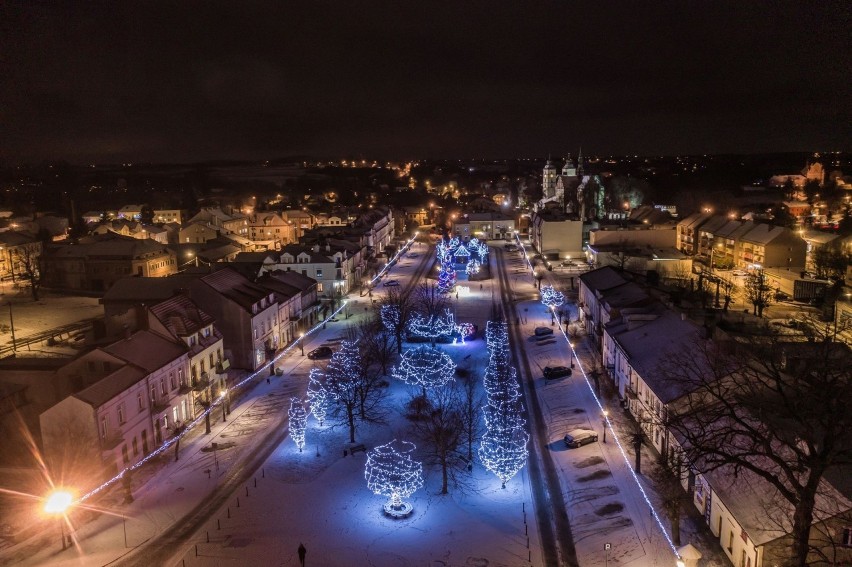 Opatów w świątecznym stroju wygląda w tym roku pięknie....