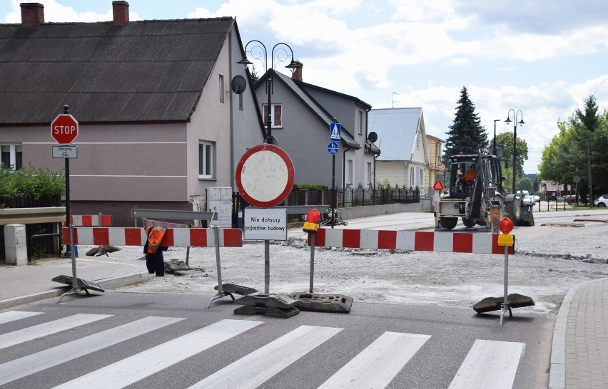 W Wasilkowie ruszyła wymiana kostki brukowej na asfalt. Prace mają trwać przez miesiąc 