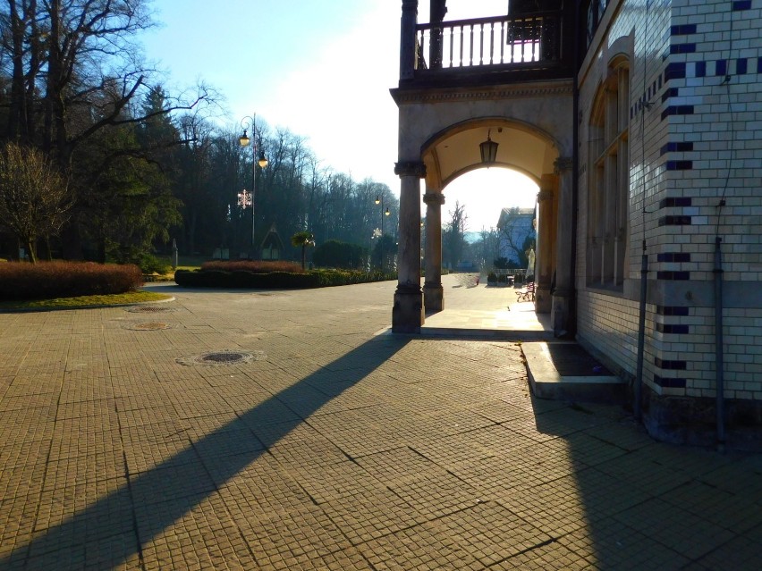 Kiedy byliście w parku w Szczawnie-Zdroju? Niedzielny spacer pomimo wiejącego coraz silniej wiatru może być udany