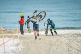 Władysławowo - Cetniewo. Zimowy Puchar Polski w kolarstwie przełajowym. Z rowerami na plecach po śniegu i plaży | ZDJĘCIA