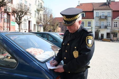 Józef Kaszubowski, komendant gniewskiej straży miejskiej przyznaje, że bezpieczeństwo w ruchu drogowym na w gminie Gniew pozostawia jeszcze sporo do życzenia. FOT. ANDRZEJ POŁOMSKI