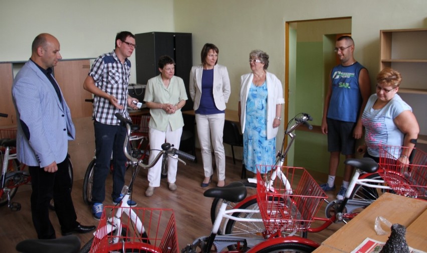 Rowery dla Warsztatów Terapii Zajęciowej w Tomaszowie dzięki współpracy PCK i urzędu miasta