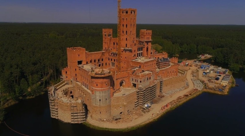 Dziś w tym miejscu staje ich wyśniony zamek. Powstający...