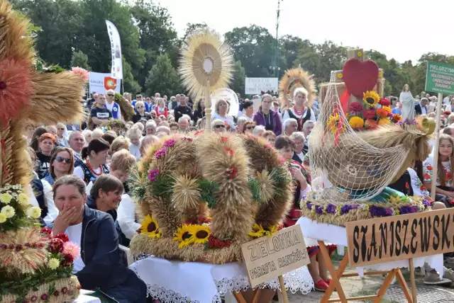 Przepiękne wieńce dożynkowe na Jasnej Górze. Misternie plecione z kłosów zboża