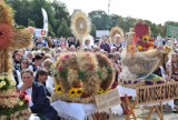 Najpiękniejsze wieńce i korony dożynkowe na Jasnej Górze. Dzieła sztuki misternie plecione z kłosów zboża