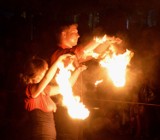 Magic Malbork 2018. Piątkowy wieczór w centrum miasta [ZDJĘCIA]. Iluminacja, pokaz fireshow grupy Nephilim i występ Los Fuegos