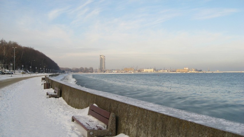 Zamarznięte morze i okolice basenu jachtowego w Gdyni (zobacz zdjęcia)