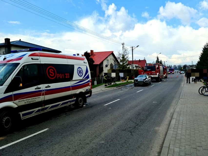 Zderzenie dwóch samochodów w Damasławku. Na miejsce wezwano służby ratunkowe