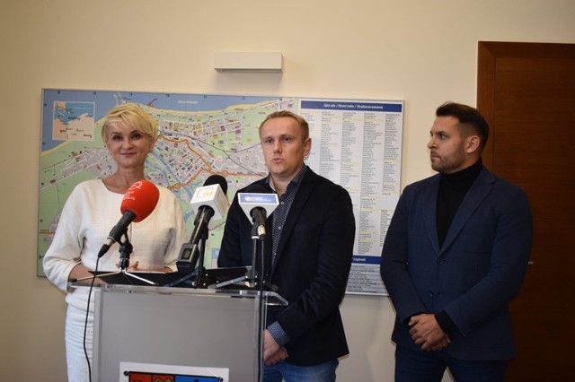 Chwilę przed podpisaniem umowy, z lewej prezydent Kołobrzegu Anna Mieczkowska