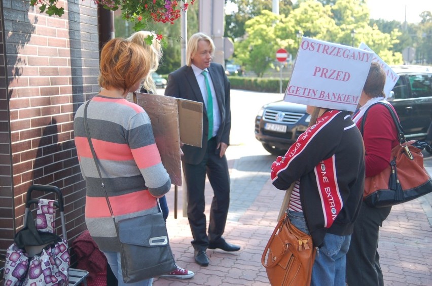 Protest w Wolsztynie. Chcą zwrotu pieniędzy od Geting Banku