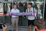 "Poldi" już jest w Polsce! Łukasza Podolskiego na lotnisku witała legenda Górnika Zabrze i kibice. Zobaczcie ZDJĘCIA