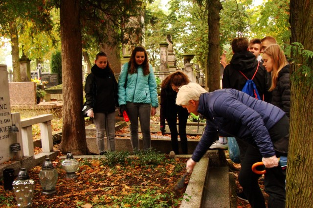 W ramach akcji "Płomyk pamięci" zorganizowanej przez PTTK w Piotrkowie, uczniowie porzadkowali groby żołnierzy AK.