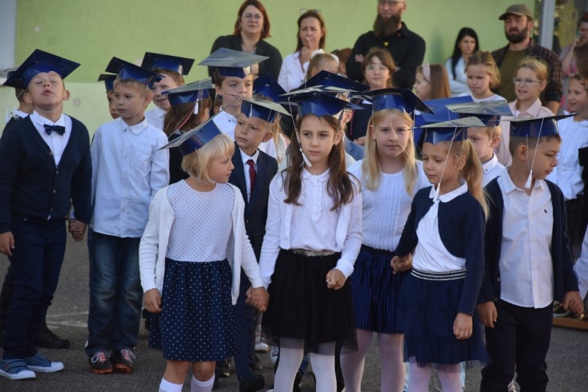 Rozpoczęcie roku szkolnego 2022/2023 w Szkole Podstawowej nr 2 w Wągrowcu. Uroczysta akademia 