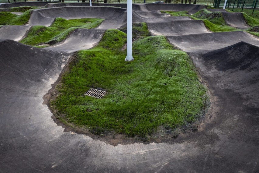 Pumptrack na rzeszowskich Bulwarach jest już gotowy. Można z niego korzystać także po zmroku (ZDJĘCIA)