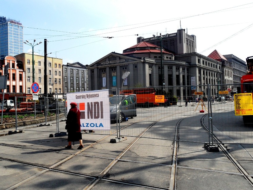 Ogrodzenie blokujące przejście na Warszawską stanęło w...