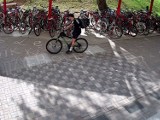 Ukradł rower na Piątkowskiej w Poznaniu. Złodzieja zarejestrowała kamera monitoringu