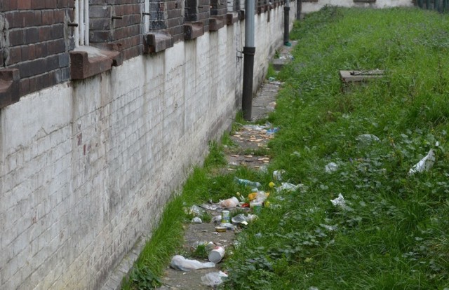 Co nie zostanie zjedzone, ląduje za oknem. Pod murami więzienia w Strzelcach leżą m.in. puszki, jogurty, pieczywo.