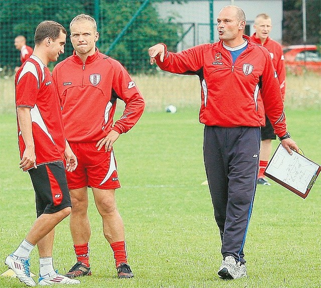 Dariusz Bratkowski (z prawej) został w poniedziałek pierwszym trenerem ŁKS