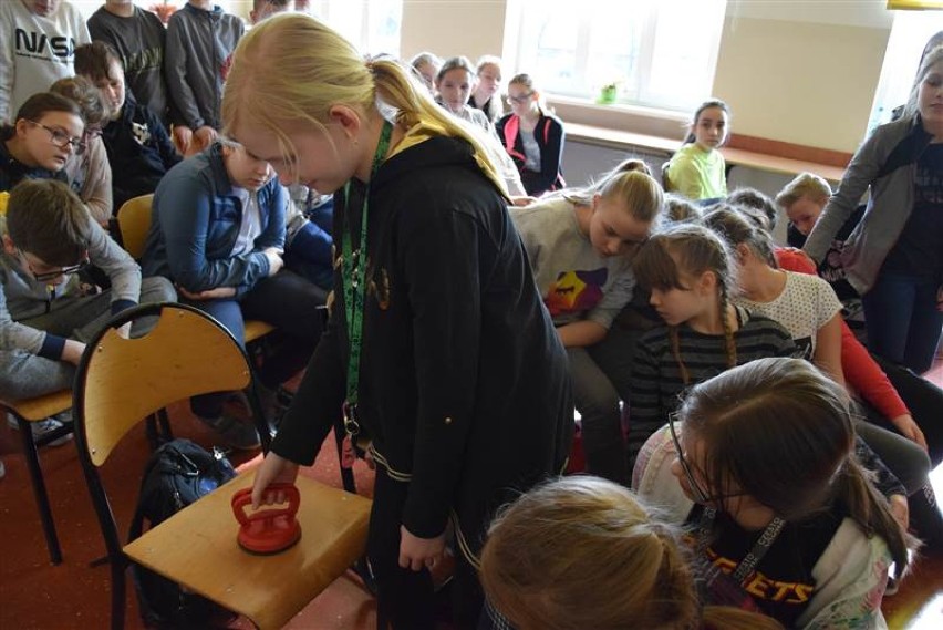 Dzień Nauki Polskiej w Szkole Podstawowej w Liskowie. Zajęcia "Niezwykłe powietrze" ZDJĘCIA