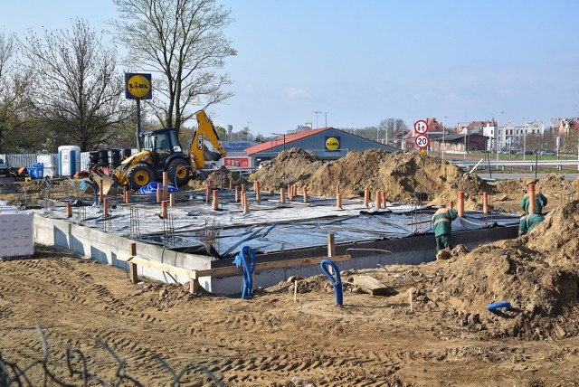 Restauracja sieci KFC powstaje przy ul. Grunwaldzkiej, na terenie po byłej stacji paliw