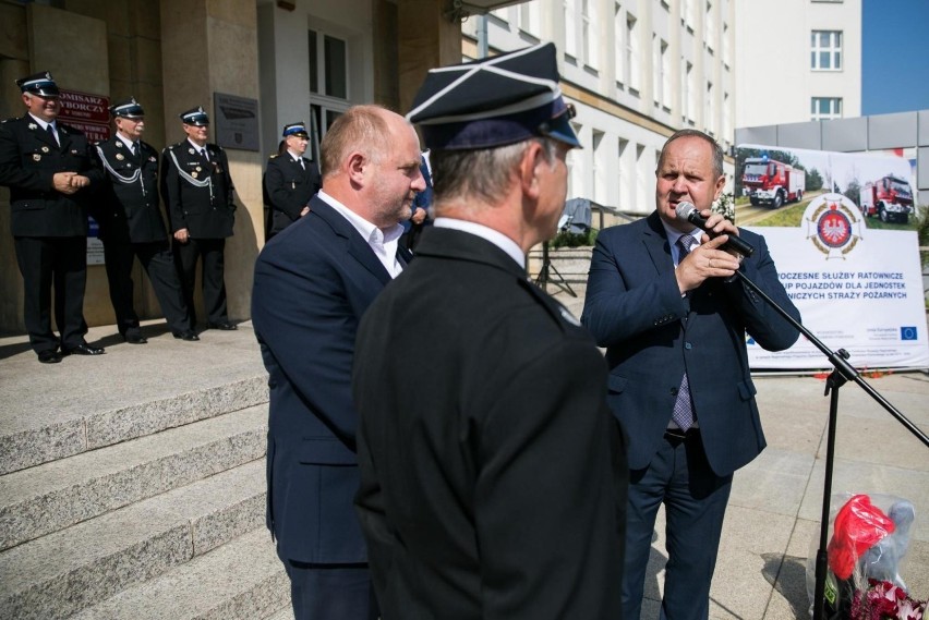 Uroczyste przekazanie sprzętu zorganizowano przed Urzędem...