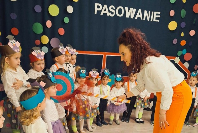 Pasowania dzieci - wielkim lizakiem - dokonała dyrektorka przedszkola Agnieszka Dąbrowska-Stoczkiewicz