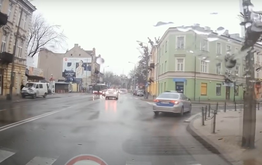 Skandaliczne zachowanie kierowcy pojazdu Straży Miejskiej w Radomiu. W sieci opublikowano nagranie. Zobaczcie