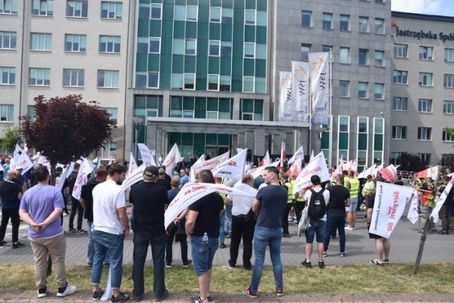 Związkowcy "Sierpnia 80" rozpoczęli protest pod siedzibą JSW 13 czerwca.