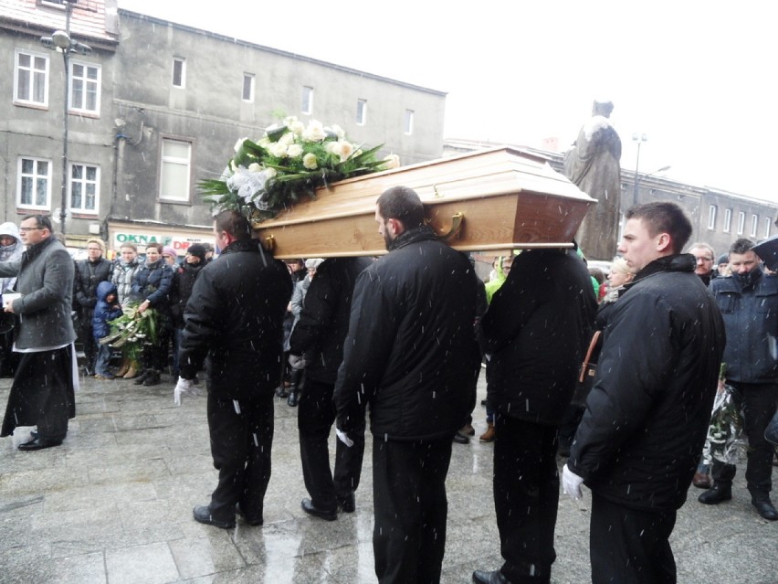 Piekary Śląskie: Pogrzeb 16-letniego ucznia, który zmarł na lekcji WF [ZDJĘCIA]