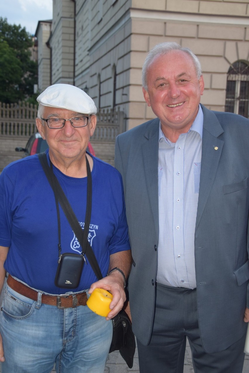 Veto od mieszkańców powiatu krotoszyńskiego pod Sądem Rejonowym w Krotoszynie [ZDJĘCIA + FILMY]