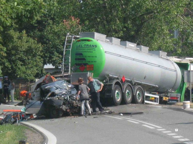 W wypadku w miejscowości Sójki zginęły cztery osoby, zaś jedna ciężko ranna trafiła do szpitala. Wszyscy byli harcerzami. Kierowcy tira nic się nie stało, doznał jedynie szoku.