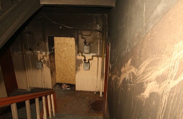 Choć pożar wybuchł na II piętrze kamienicy, zaczadziła się rodzina mieszkająca piętro wyżej.