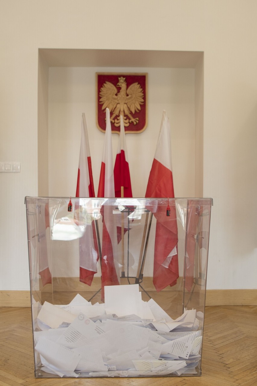 Trwa głosowanie w wyborach samorządowych 2024. Ile osób poszło już do urn w Pile i gminach na terenie powiatu pilskiego?