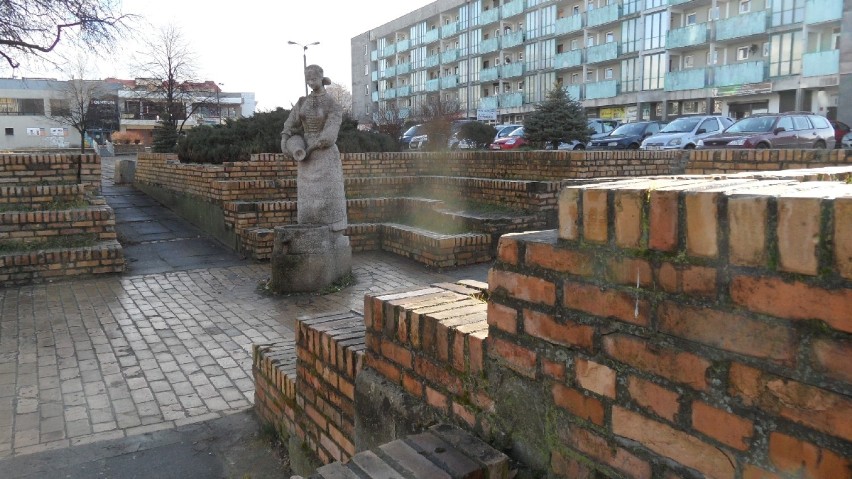 Plac Korfantego w Tychach - przed remontem, z rzeźbą...
