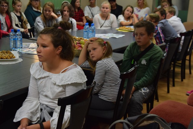 Dzieci z ognisk TPD z gm. Stargard przygotowywały plakaty na temat szkodliwości picia alkoholu.