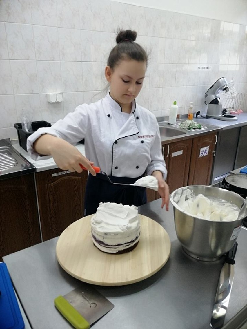 Bełchatów: Młodzież z ZSP nr 4 uczyła się, jak dekorować torty. Efekty oceńcie sami