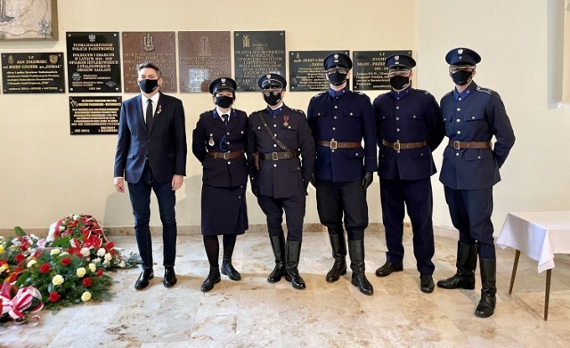 Rekonstruktorzy policyjni z Radomia wraz z prezesem łódzkiej „Rodziny Policyjnej” brali udział w uroczystościach upamiętniających zbrodnię katyńską.