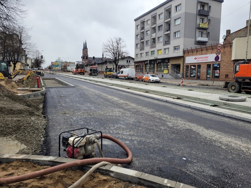 W centrum Pabianic już leją asfalt. Postęp prac na najważniejszym odcinku w ścisłym centrum. Robotnicy pracują też w nocy ZDJĘCIA