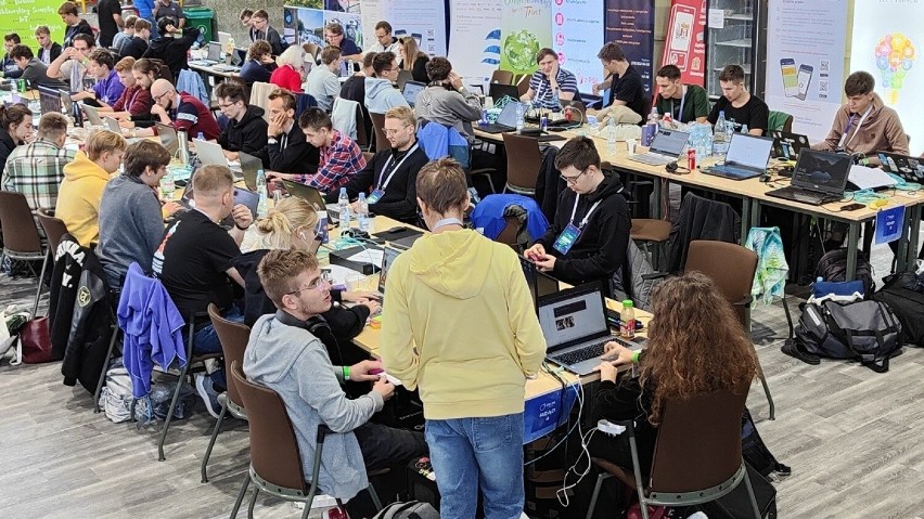 W Stalowej Woli ruszył w sobotę największy kosmiczny hackathon w Europie, potrwa do niedzieli. Zobacz zdjęcia