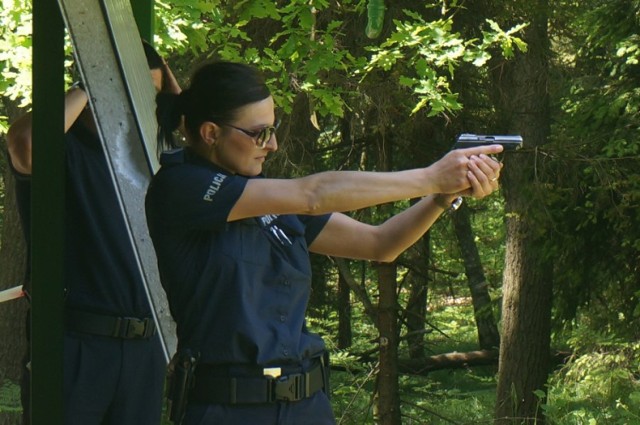 Policjanci ćwiczą na sterzelnicy