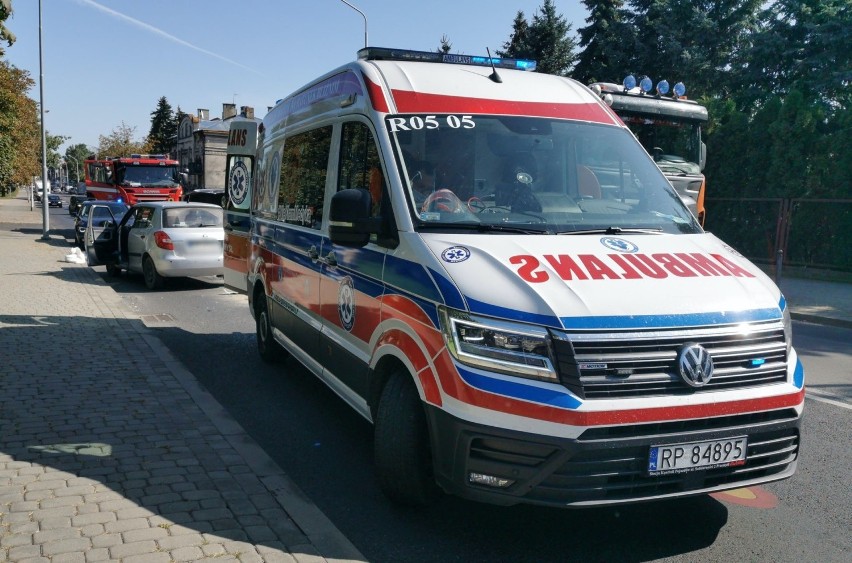 Wypadek w Przemyślu. Na ul. Grunwaldzkiej 81-latek zasłabł i czołowo zderzył się z volvo [ZDJĘCIA]