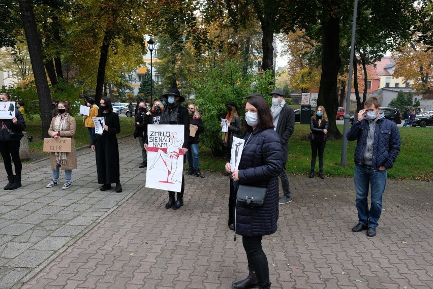 Protest kobiet przed Katedrą Świętych Apostołów Piotra i...