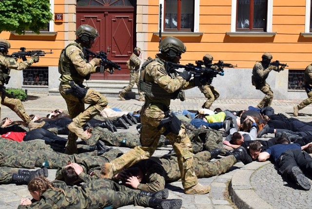 Ćwiczenia policyjne pomagają rozpoznać teren i usprawnić działanie w sytuacji kryzysowej np. ataku terrorystycznego.