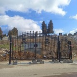 Mińsk Mazowiecki. Brama cmentarza wzbudza kontrowersje. Mieszkańcy: "Wygląda jak wejście do fabryki denaturatu lub obozu zagłady"