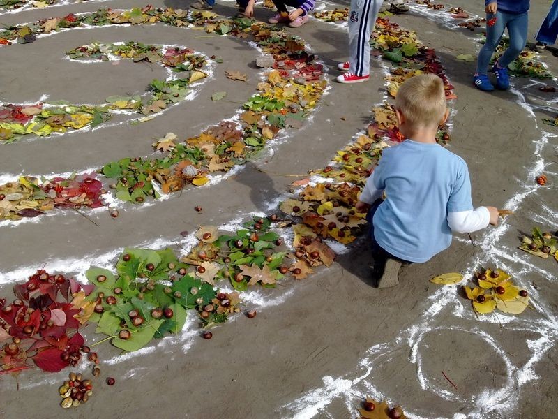 Art Tranzyt w Jaworznie: Wielkie koło z jesiennych liści na placu po szybie Kościuszko [ZDJECIA]